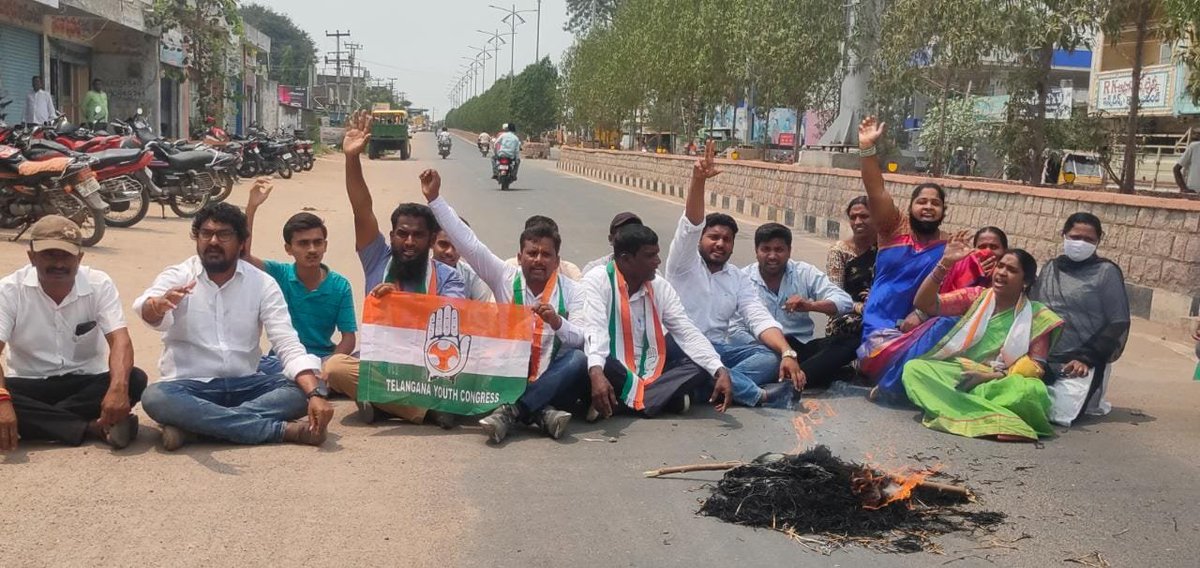 589Mohd's tweet photo. #YouthCongress Demand Reduction of #CurrentBills, #PetrolDiesel and #GasPrices.The effigy of #PrimeMinisterModi and #ChiefMinisterKCR Dishti toy was Cremated.
@revanth_anumula 
@srinivasiyc @IYC @IYCTelangana @ShivaSenaIYC 
@SumaiyaIyc @RamMohanINC 
@Ravindradass @RajeevReddyINC https://t.co/TxP7RQHBjL