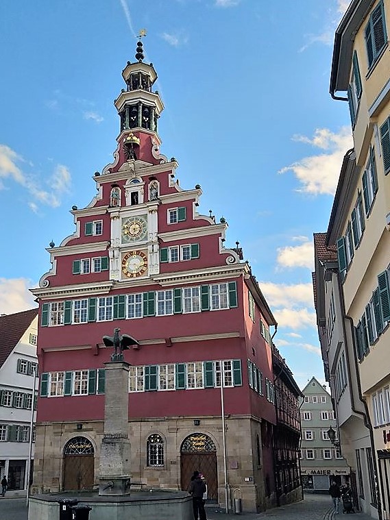 TomHalestone's tweet photo. The Old City Hall (Das alte Rathaus) in Esslingen

This building built originally in 1424 is the iconic building on Esslingens market square. The baroque-style facade with Germany’s oldest astrological clock was an update to the original building in the 1580s.Esslingen City Tours https://t.co/5ABzIzyGUH