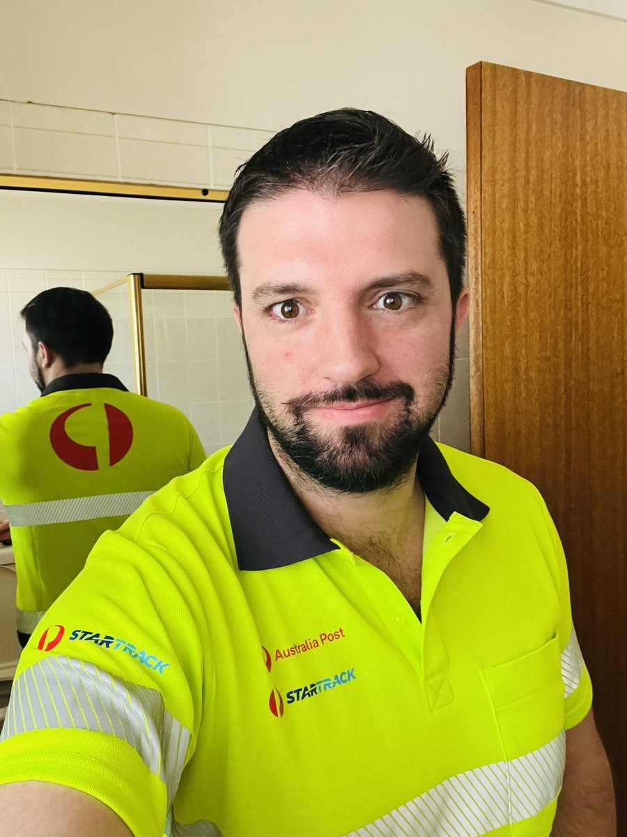 dandaman474's tweet photo. New Postie Uniform! #australiapost #newlook https://t.co/BGLJhJI0rV