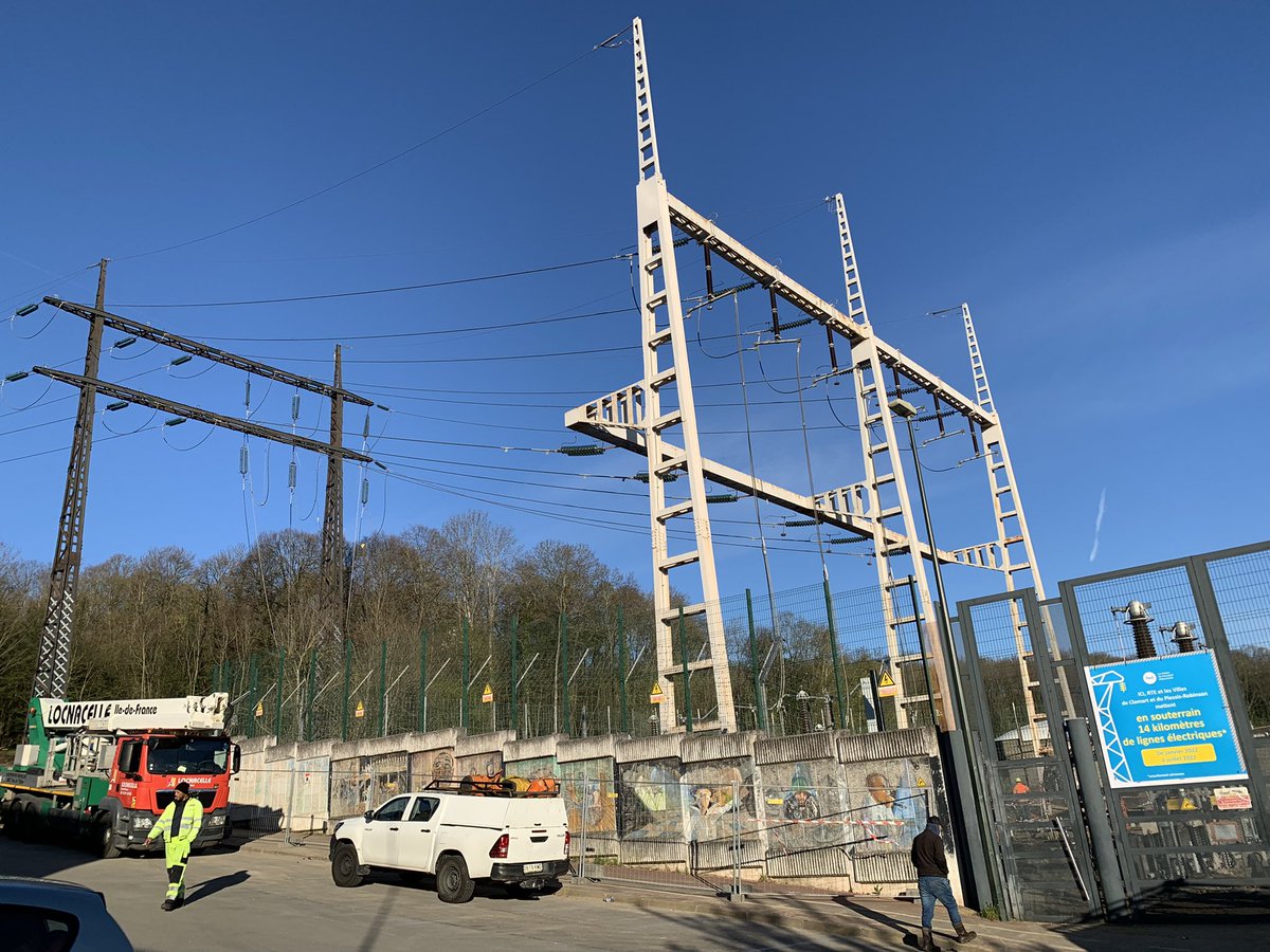 VilleDeClamart's tweet photo. Cette semaine dépose des lignes aériennes #lignesTHT au poste de #clamart avec @RTE_idfn Le travail à commencé ce matin : dépose des conducteurs aériens entre les deux pylônes puis dépose du portique. #ditesleuradieu https://t.co/xBvzP5dweS