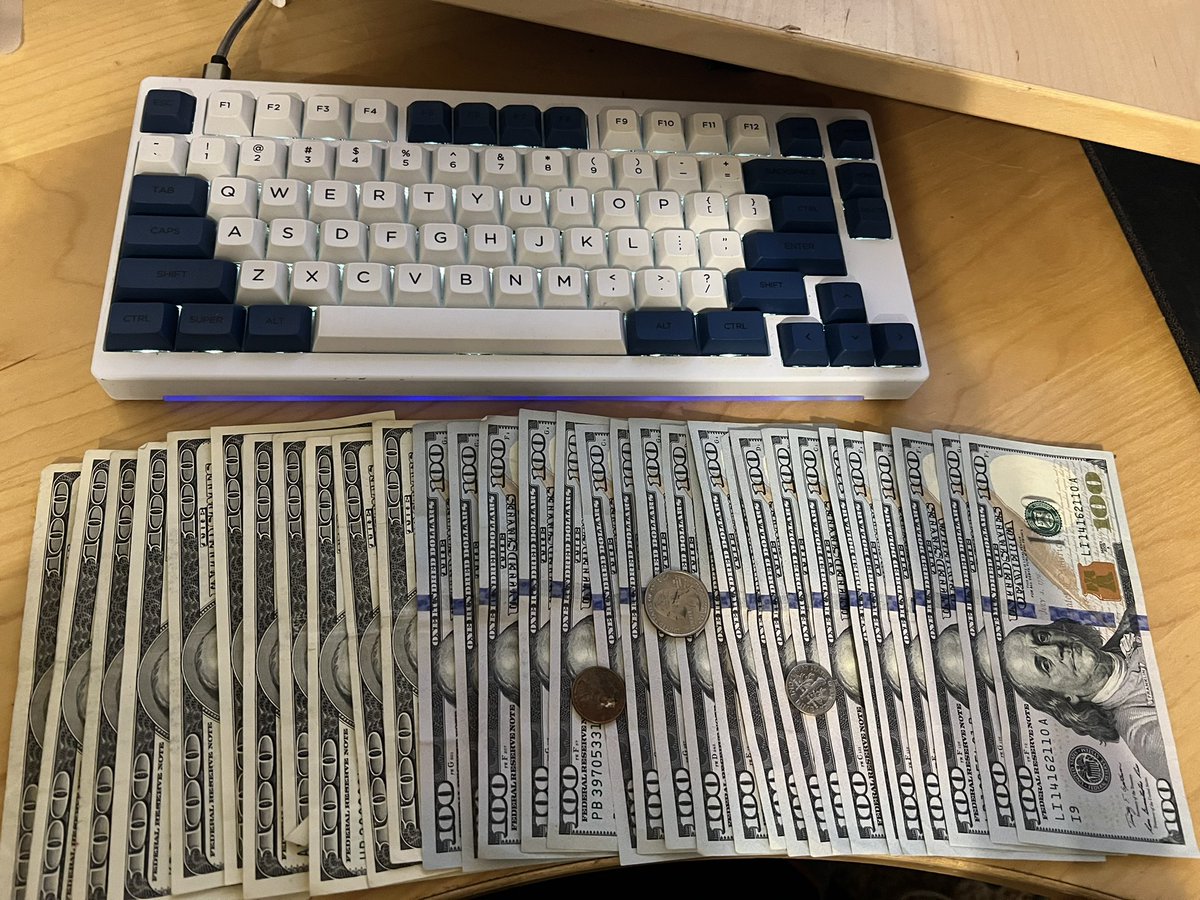 djmelonofficial's tweet photo. check out my keyboard (ignore the messy desk) https://t.co/Vvs2p36BqY