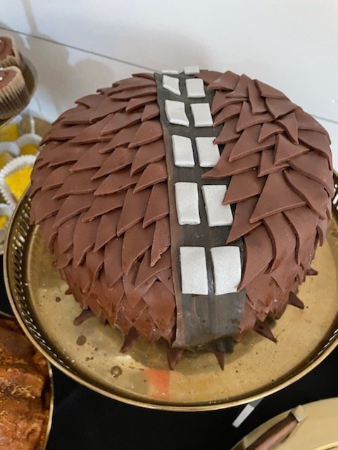 Pokeniv1's tweet image. Yoooo I just had this star wars double birthday with my dad. BROOOO look at these decorations 🔥  @MarkHamill