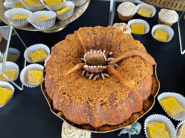 Pokeniv1's tweet image. Yoooo I just had this star wars double birthday with my dad. BROOOO look at these decorations 🔥  @MarkHamill