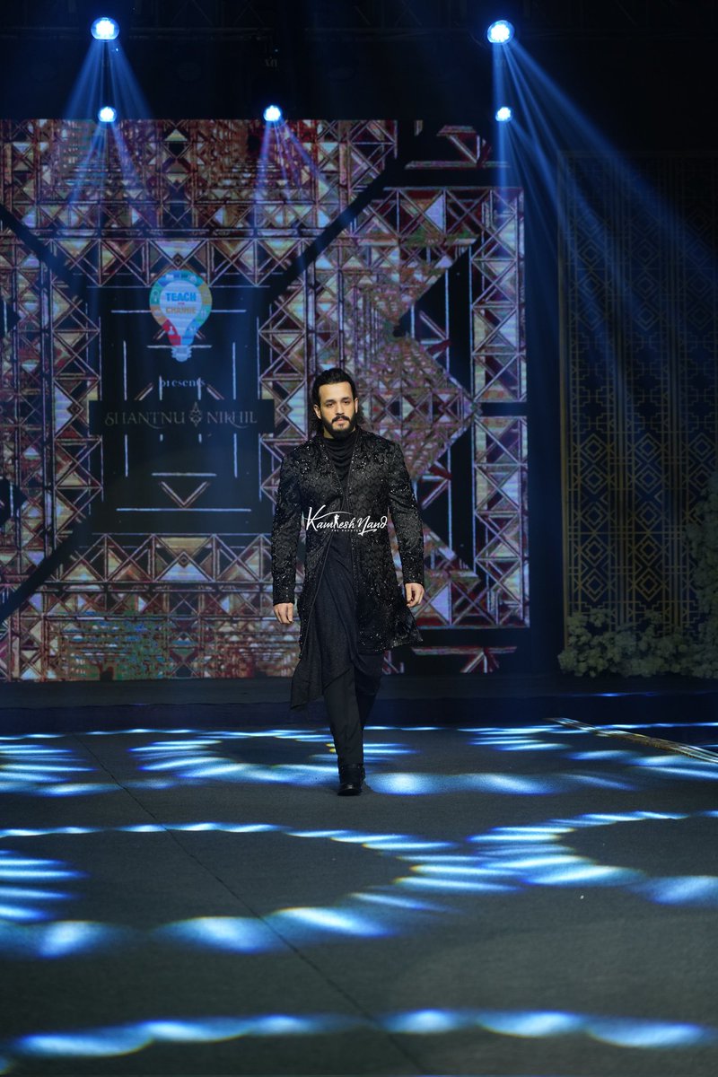 ArtistryBuzz's tweet photo. The Agent is here 🔥 @AkhilAkkineni8 looks handsome snapped at teach for change fashion show last night
@ArtistryBuzz #southpaparazzi #tollywoodcelebs #artistrybuzz #akhilakkineni #akhilakkinenifans https://t.co/CdeX0NDEBZ