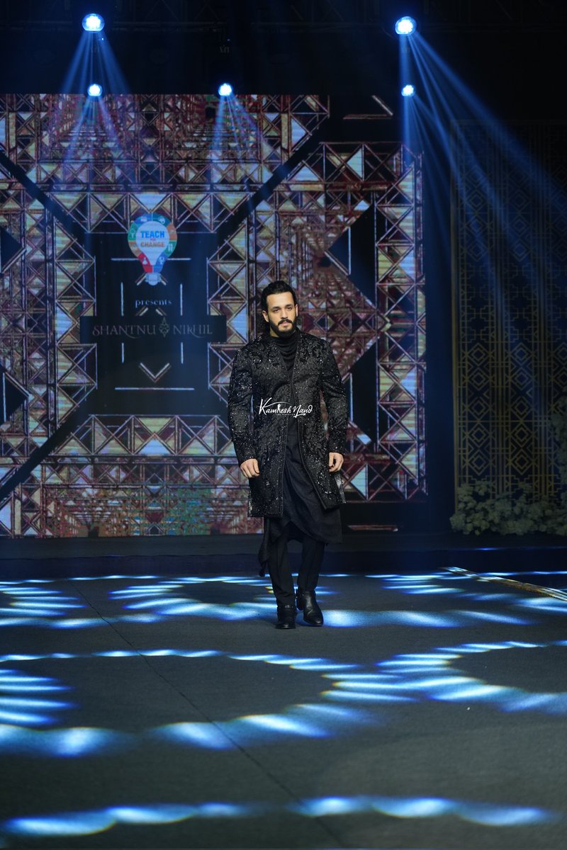 ArtistryBuzz's tweet photo. The Agent is here 🔥 @AkhilAkkineni8 looks handsome snapped at teach for change fashion show last night
@ArtistryBuzz #southpaparazzi #tollywoodcelebs #artistrybuzz #akhilakkineni #akhilakkinenifans https://t.co/CdeX0NDEBZ