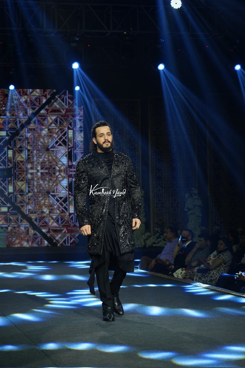 ArtistryBuzz's tweet photo. The Agent is here 🔥 @AkhilAkkineni8 looks handsome snapped at teach for change fashion show last night
@ArtistryBuzz #southpaparazzi #tollywoodcelebs #artistrybuzz #akhilakkineni #akhilakkinenifans https://t.co/CdeX0NDEBZ