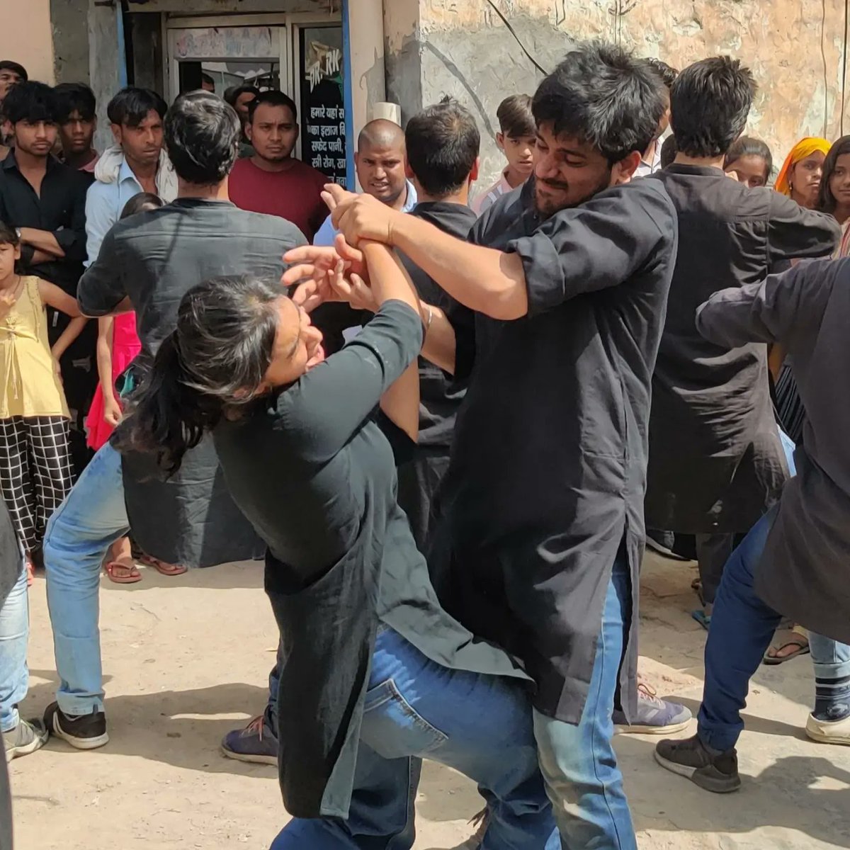 sukhmanch's tweet photo. Street play 'Pehal' directed by @ShilpiMarwaha at Faridabad, Haryana
.
#sukhmanchtheatre #shilpimarwaha #sukhmanch #nukkadnatak #streetplay https://t.co/Smlgoq41Qq