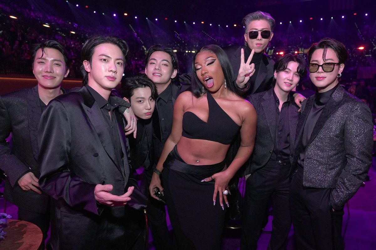 YSari30's tweet photo. BANGTAN BISA TAMPIL DISANA UDAH KEREN BANGET BANGET BANGET. MEREKA UDAH KERJA KERAS BUAT INI SEMUA. WE ARE SO PROUD OF YOU AND WE ARE ALWAYS LOVE YOU! @BTS_twt 💜
WIN NO MATTER WHAT
THANK YOU BTS 
#BTSARMY https://t.co/PyaPn1d6kR