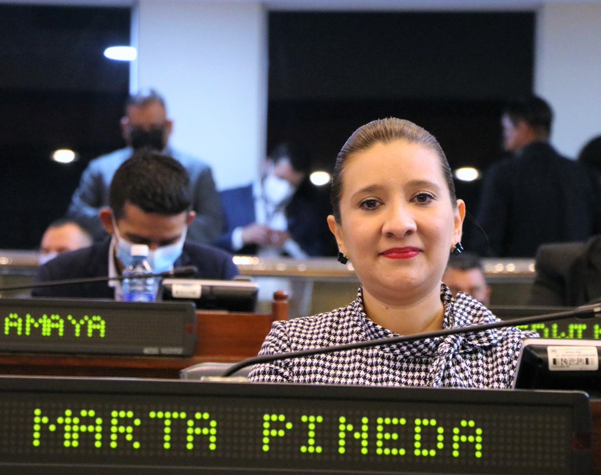 COMANDONAVAS's tweet image. Amigos quiero pedirles que me ayuden a seguir en twuiter y fb a la diputada marta pineda @diputadapineda1. Por favor. Ella ha demostrado que esta a favor del pueblo.  Mañana va a firmar por la pena de muerte. Faltan 7 firmas.