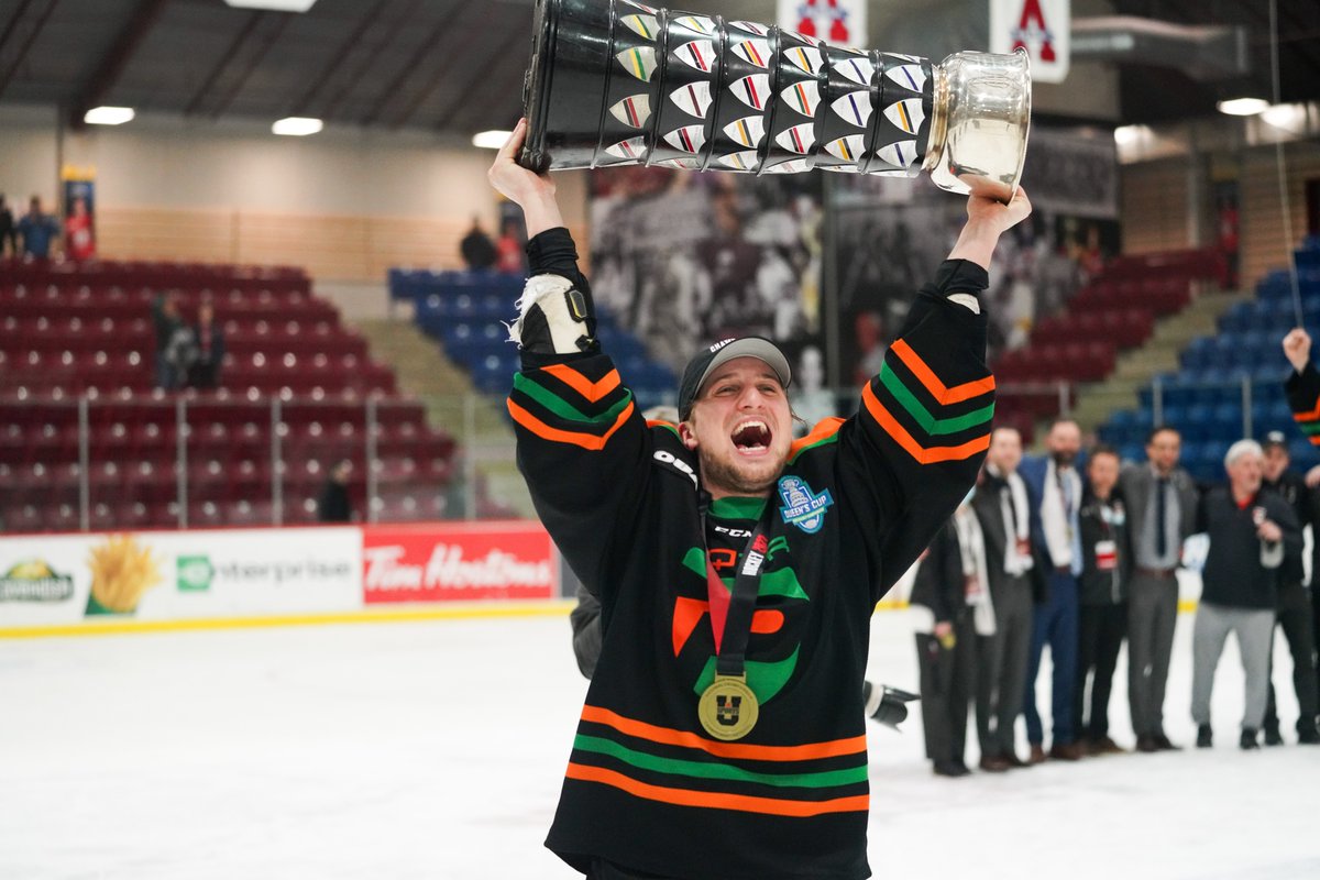 MatthewVachon_'s tweet photo. Désormais, à côté du mot émotion dans le Larousse, cette photo de Simon Lafrance. #USports @PatriotesUQTR @_laffy13 https://t.co/ivjcfy9xbR