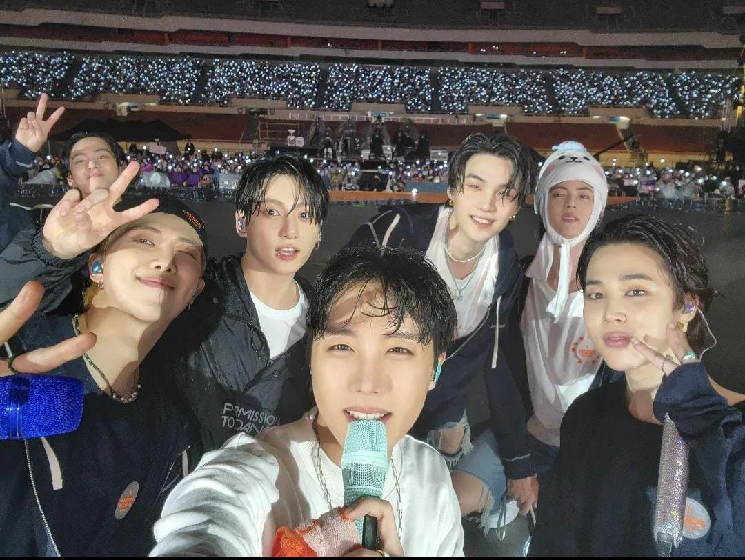 bsbcrfans's tweet photo. Very proud of #BTS They are amazing and they have our hearts!!! 💜💜💜💜💜💜💜
#PrincesofGlobalPopBTS 
#RockTheStageBTS
#BringTheHeatBTS
#Got_ARMY_Right_Behind_U
#ARMYLovesBTS #BTSOurEternalBulletproof 
#BTSARMY #OurProudBTS 
#ARMY #BTS_twt #방탄소년단 https://t.co/O9bqLGQyvT