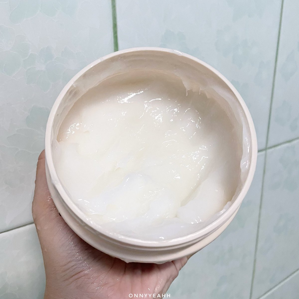 wch_reviews's tweet photo. ผมนุ่ม หอมมาก ตั้งแต่ใช้ #ทรีทเม้นท์เมล็ดองุ่น #Yougee ใครชอบทำสีผมแล้วผมแห้งกร้าน ต้องมีติดห้องน้ำนะจริงๆ ผมนุ่ม เงางาม หอมละมุนมาก แบบดมผมตัวเองทั้งวันช่วยเติมเต็มความชุ่มชื่นให้กับเส้นผม  จัดทรงง่ายด้วย กลิ่นหอมเหมือนพึ่งออกจากร้านทำผมเลย #ปรนนิบัติเส้นผม #ใช้จริงรีวิวจริง https://t.co/AApeXworI0