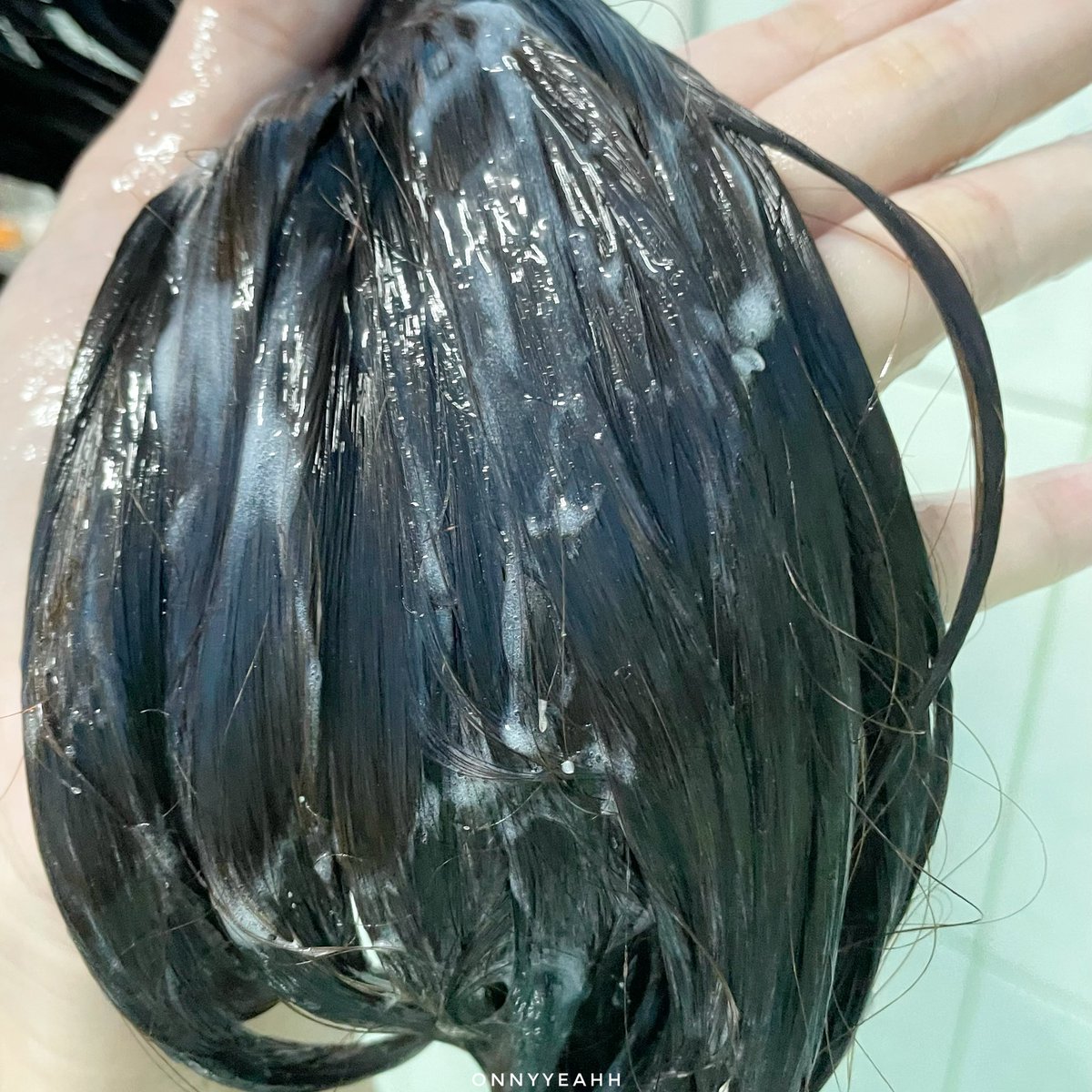 wch_reviews's tweet photo. ผมนุ่ม หอมมาก ตั้งแต่ใช้ #ทรีทเม้นท์เมล็ดองุ่น #Yougee ใครชอบทำสีผมแล้วผมแห้งกร้าน ต้องมีติดห้องน้ำนะจริงๆ ผมนุ่ม เงางาม หอมละมุนมาก แบบดมผมตัวเองทั้งวันช่วยเติมเต็มความชุ่มชื่นให้กับเส้นผม  จัดทรงง่ายด้วย กลิ่นหอมเหมือนพึ่งออกจากร้านทำผมเลย #ปรนนิบัติเส้นผม #ใช้จริงรีวิวจริง https://t.co/AApeXworI0