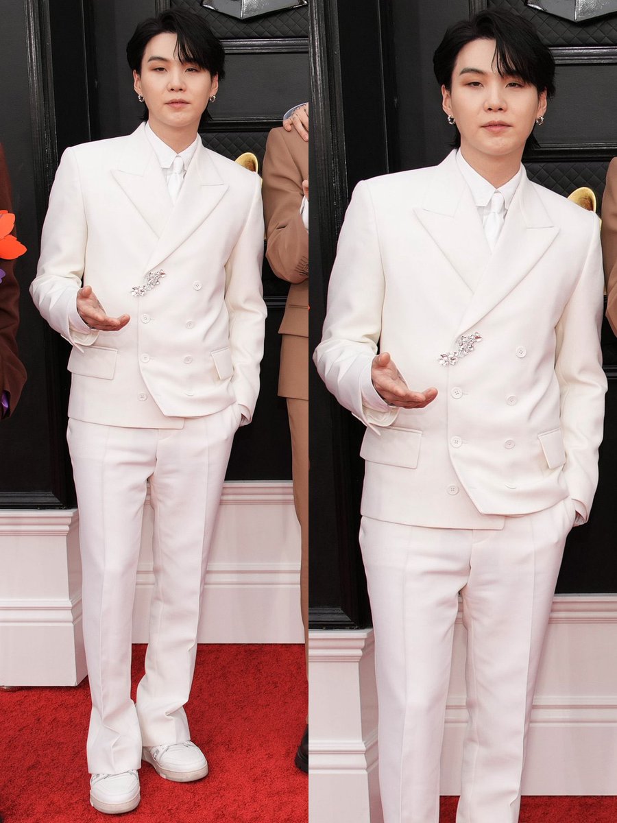 unnie2021's tweet photo. Como pode ser tão lindoooo. Parece um noivinho😍😍😍

#YOONGI #BTSARMY #BTSxGrammys #btsbr #BTSGrammy https://t.co/oxzOvXB9Jd