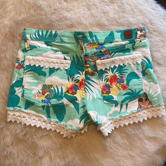 Darling_Nic's tweet photo. So good I had to share! Check out all the items I'm loving on @Poshmarkapp #poshmark #fashion #style #shopmycloset #roxy #jamberry: https://t.co/SYFzPpd5LN https://t.co/izA5SNCmfG