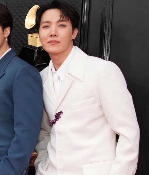 HOB3SHINE's tweet photo. VOCÊ DISSE JUNG HOSEOK????? PENSEI TER OUVIDO AMOR DA MINHA VIDA 
Não me olha desse jeito que meu coração é fraco https://t.co/QmZFFvO5GF