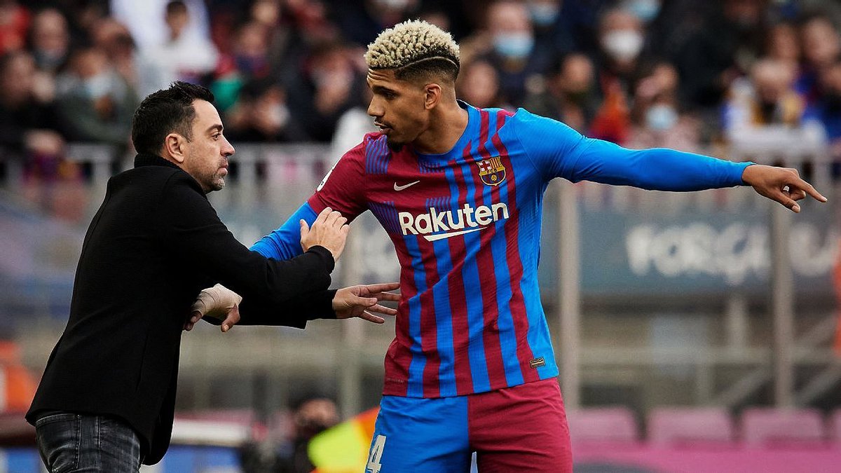 SathyanandVIPER's tweet photo. Commentators literally became tired of saying "once again ARAUJO saves...once again ARAUJO saves" 

That's how good he was 💙 (as always)
@FCBarcelona #Araujo #XaviBall https://t.co/PUqAnPWNUx