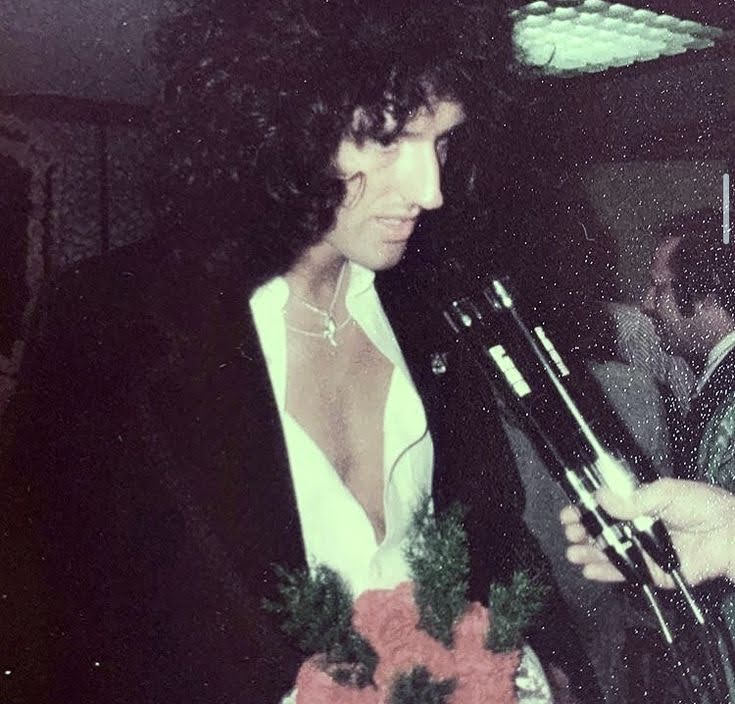 ✰Brian may, entrevista (1970-1980).
Una de mis fotos favoritas, parece estar en Japón, ¿Qué piensan? #brianmay