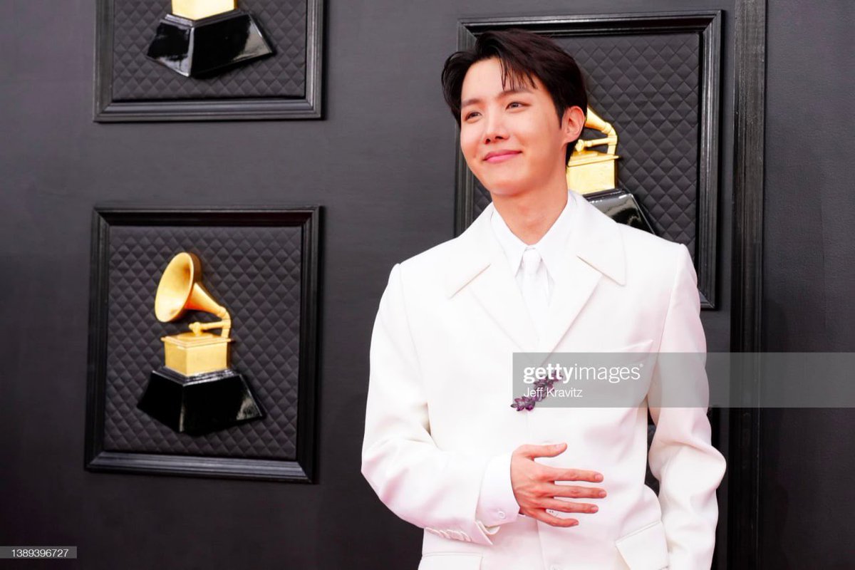 HOB3SHINE's tweet photo. É sobre Jung Hoseok ficar perfeito em qualquer cor, o anjo que te trás paz, e o anjo que te tira ela🛐🛐🛐 https://t.co/bCnBT48ip4