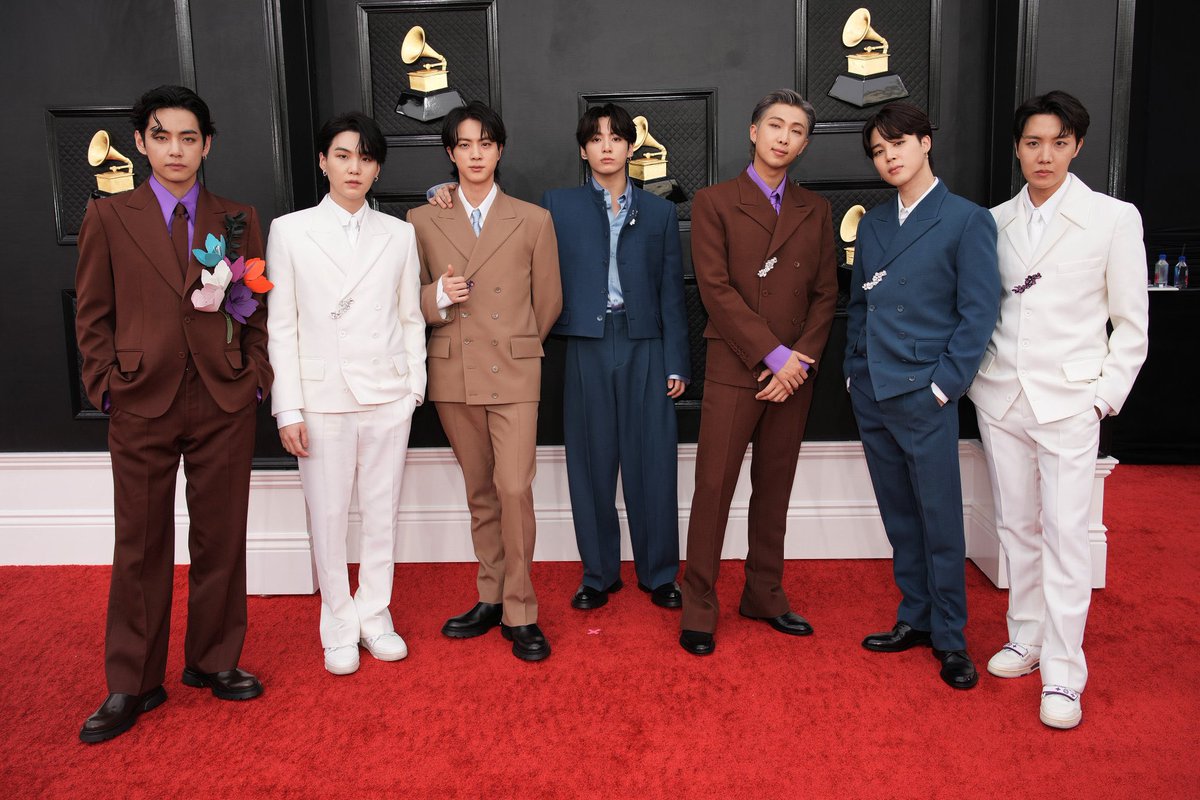_mybliss's tweet photo. โอ้ย ความบังทันอ่ะ ไปอยู่ที่ไหนก็สนุก คือท่าเยอะมาก เล่นใหญ่มาก 🤣💜
#GRAMMYsTNT #YouGotThisBTS #VIPsApologizeToBTS #ARMYLovesBTS #방탄소년단 https://t.co/7yxXkI63v7