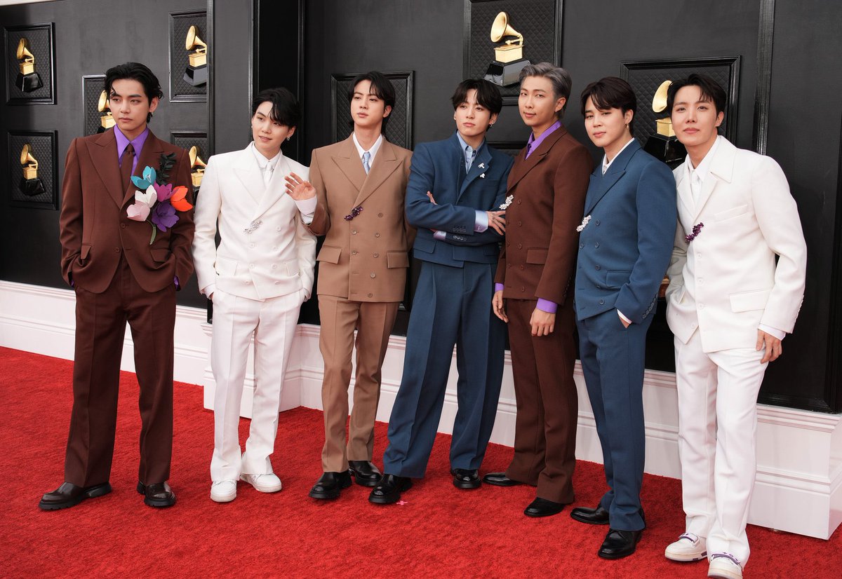 _mybliss's tweet photo. โอ้ย ความบังทันอ่ะ ไปอยู่ที่ไหนก็สนุก คือท่าเยอะมาก เล่นใหญ่มาก 🤣💜
#GRAMMYsTNT #YouGotThisBTS #VIPsApologizeToBTS #ARMYLovesBTS #방탄소년단 https://t.co/7yxXkI63v7