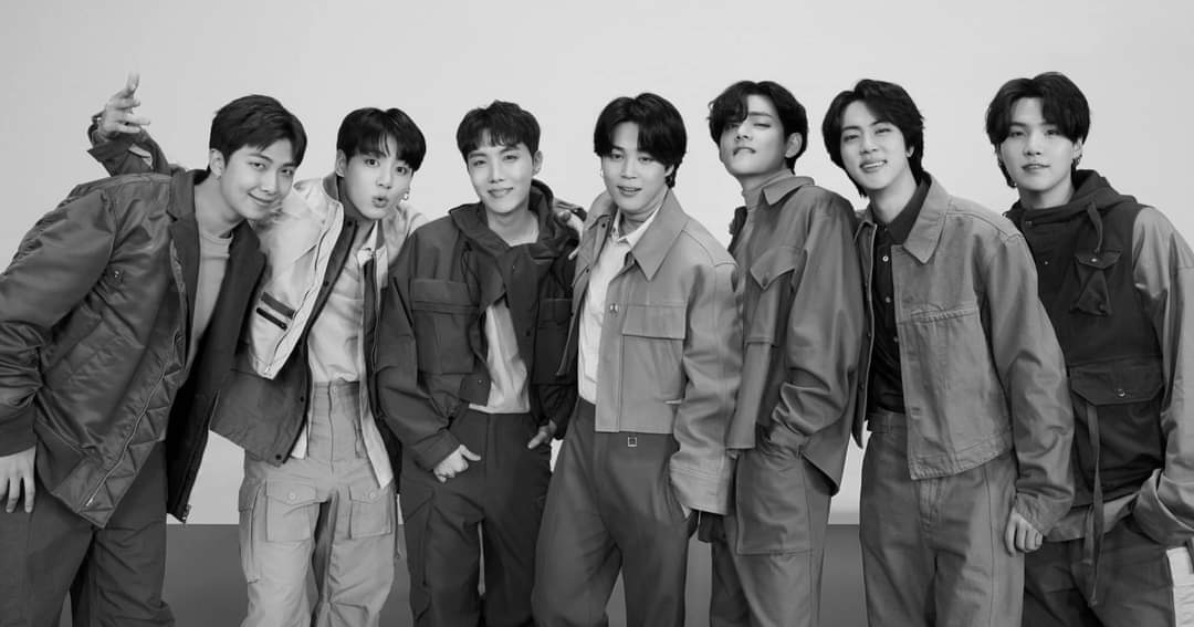 Vnayerc's tweet photo. Estoy tan orgullosa de Selena Gomez y BTS por que ellos me hicieron sentir cosas que nadie lo hizo con su música, su forma de ser con sus fans,  es eso que los hace  únicos, los quiero mucho ❤️ 
 We are so proud of you @BTS_twt
We are so proud of you @selenagomez https://t.co/dGqpCHreIQ
