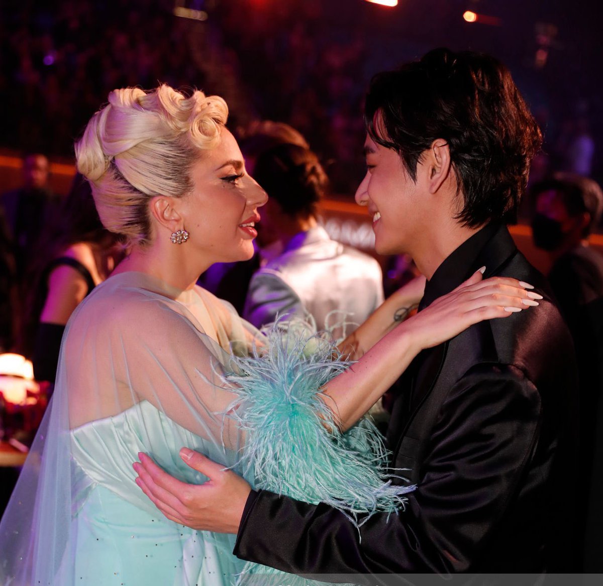 oursvmk's tweet photo. TAEHYUNG WITH LADY GAGA OMG https://t.co/GvxiR1sURt