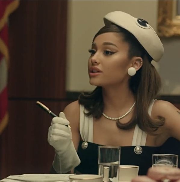 usuario11104's tweet photo. sin intencion de menospreciar a los ganadores, Evermore de Taylor Swift y Positions de Ariana Grande son arte con o sin #GRAMMYs https://t.co/uEkzMatqHa