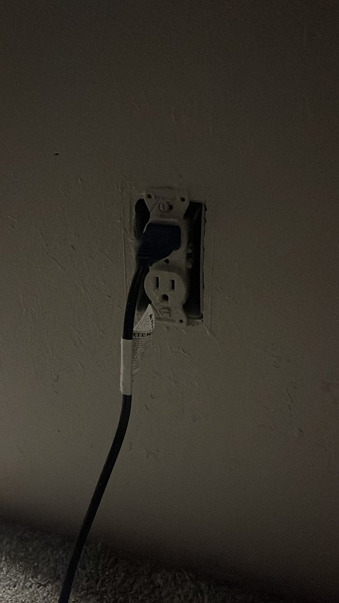 Jordanflood23's tweet photo. This is an outlet it is a source of energy so when your not using something you should unplug it @franklinlorax  #apesenergy https://t.co/EDEhuBhXsY