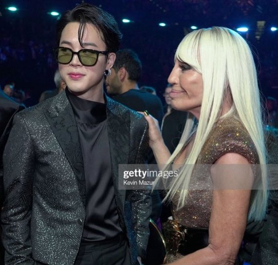 Allets_km's tweet photo. Donatella tiene cara de ¡¡Por favor sé mi embajador!! 🔥
JIMIN GLOBAL IT BOY ✨
#JIMIN #JIMINJIMIN #ParkJimin #Versache #Donatella https://t.co/0Ef2ixRlcH