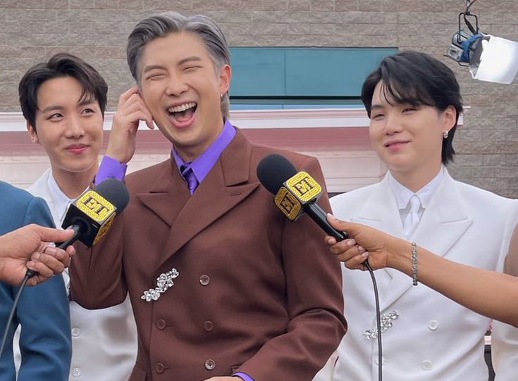 jinyeppeun's tweet photo. find someone who will look at you the way jhope look at namjoon https://t.co/GP2iXtsnRw
