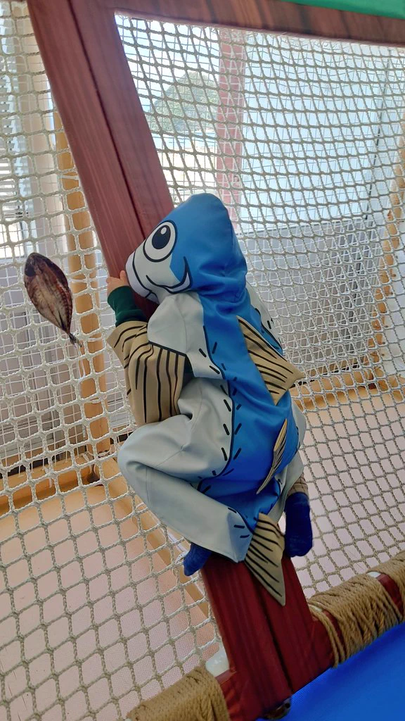 @minomushimaro はじめまして！つい最近行ってきたので反応してすみません💦可愛い写真撮れてお薦めです！クオリティ高い被り物はリバーシブルで干物にも出来て最高でした✨我が家のあじっこは終始生のままで食卓に並びませんでしたが、すだちのところに立って写真撮れます❤ 