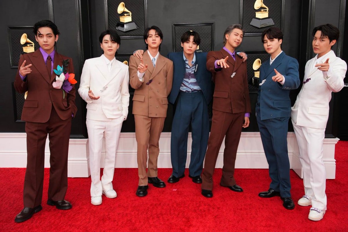 Pjsiska13's tweet photo. @BTS_twt come to the event #GRAMMYs 64th https://t.co/OCXaiJUhpo
