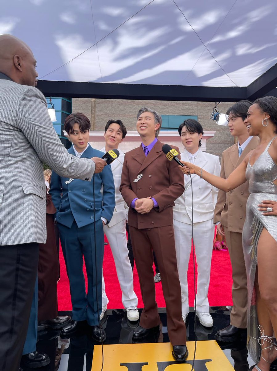 Pjsiska13's tweet photo. @BTS_twt come to the event #GRAMMYs 64th https://t.co/OCXaiJUhpo