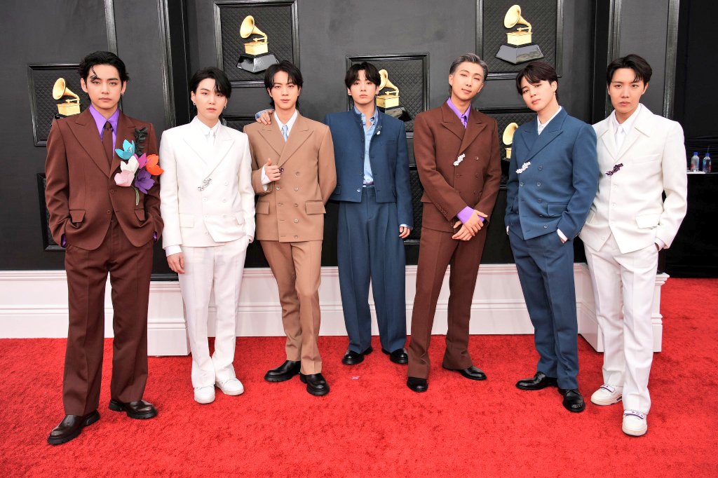 Pame200201's tweet photo. @bts_bighit the best, congratulations my boys I love you 💜🥺 https://t.co/qLsMfIEuT5
