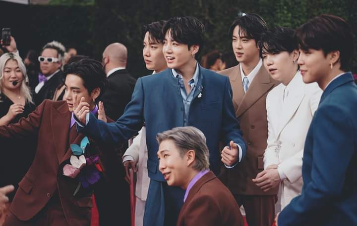 _kimte_V's tweet photo. No importan los grammys, pero otravez no quiero verlos tristes, se lo merecían, aunque ese premio es irrelevante, estoy orgullosa de ustedes, me gustaría consolarlos como ustedes lo hacen por mi y darles un abrazo, los amo.
 😞♥️
  #DoYouKnowBTS
#BTSARMY https://t.co/U0TuJhfOqd