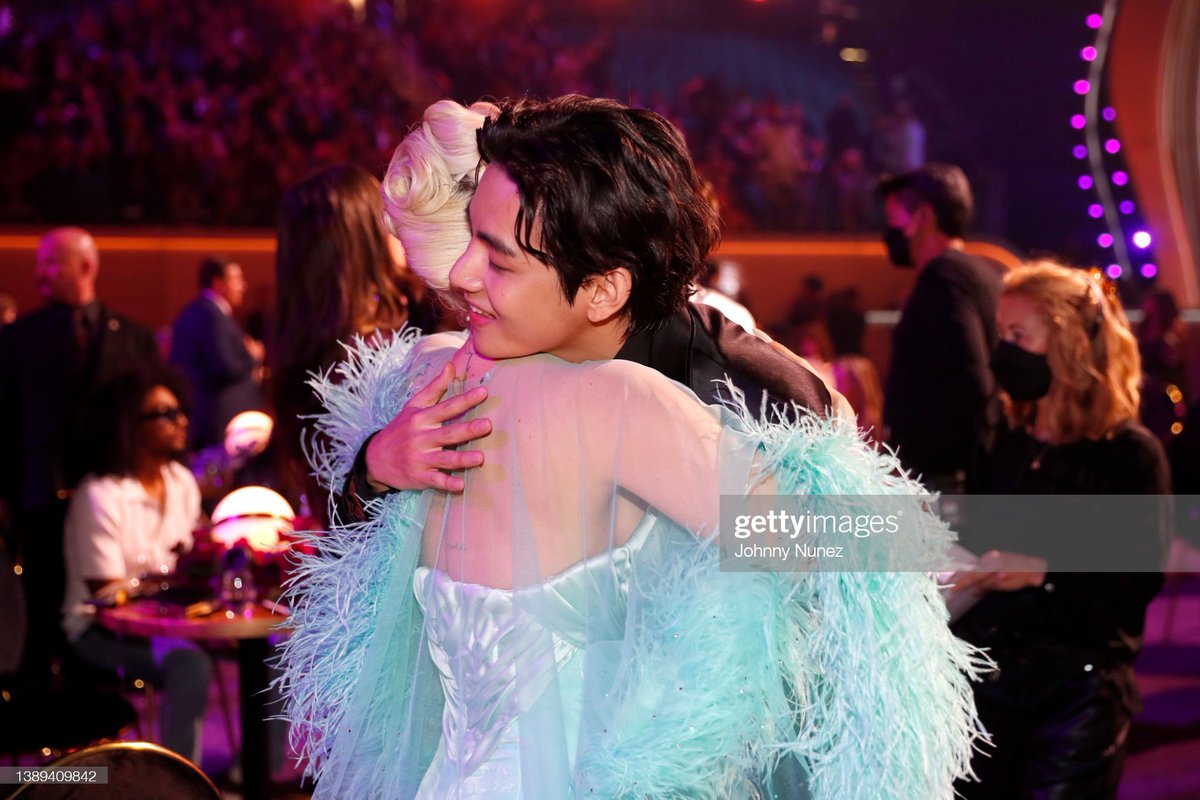 lil_bunnyJK's tweet photo. Cmq tra donatella versace stilista italiana coi bangtan e pure lady gaga con kim taehyung così che parlano, si abbracciano e baciano...piango per queste italian crumbles😭🇮🇹 https://t.co/iA4bGtjEsP