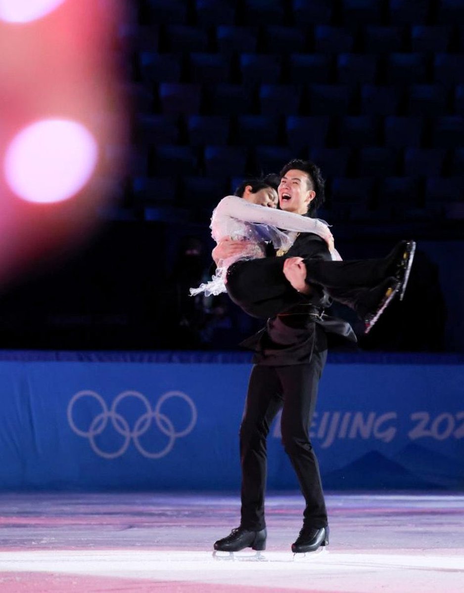 kuyashii_desu's tweet photo. this has got to be the most well-documented moment of the entire beijing olympics…. there are like 4000 photos from every possible angle and they all slay. 💞 https://t.co/Cod3voT77z