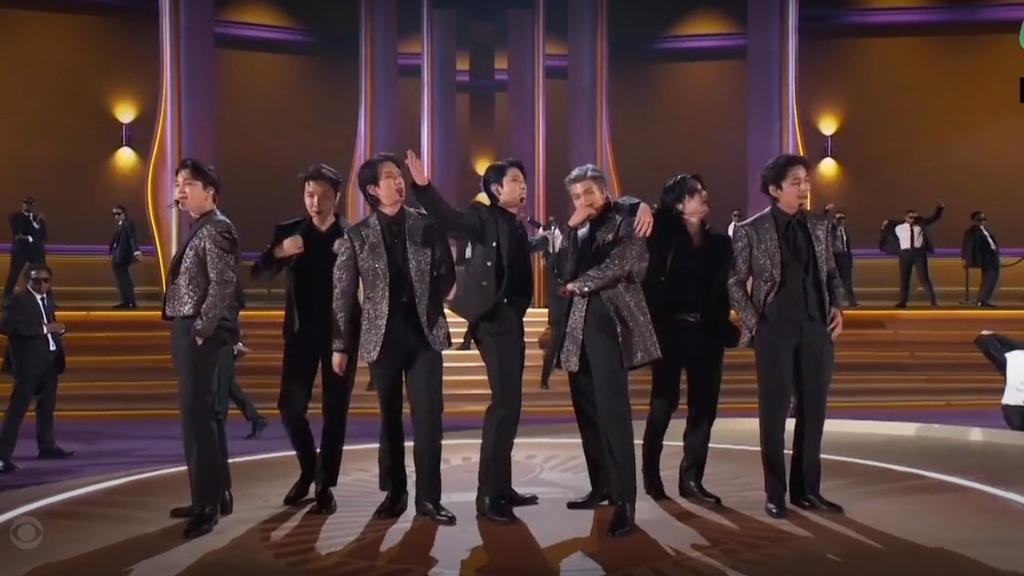 Effy_Kulla's tweet photo. @bts_bighit Thank you very much for your beautiful hard work uri Bangtan Sonyoendan 💜💜💜 Army hug hug hug BTS 💜💜💜 Borahae https://t.co/iY8DrdjkW6