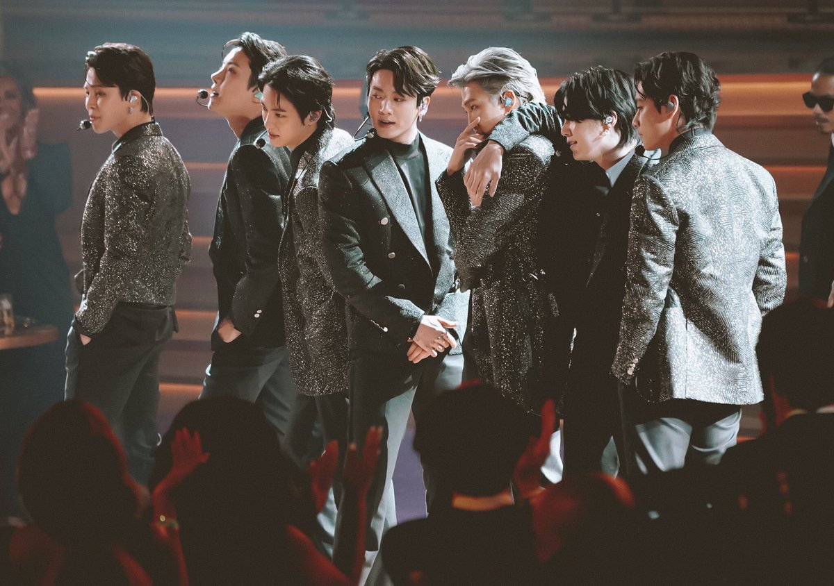 _iamsup's tweet photo. @bts_bighit 내가 당신을 볼 때, 내 세상은 완전한 것 같습니다. 당신은 나에게 행복을줍니다. 당신은 나에게 웃을 이유를 제공합니다. 나에게 당신은 최고입니다. 당신은 최고의 아이돌입니다. 모든 것에 감사드립니다. 나는 당신의 공연을 사랑했습니다 💜 https://t.co/HQ0LeteUpA