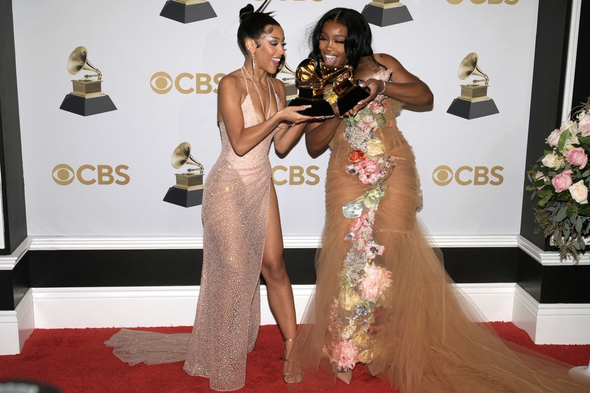 planetdai's tweet photo. doja and sza did the “now kiss” with their grammys 😭 i love them https://t.co/8gD4bt0XYm