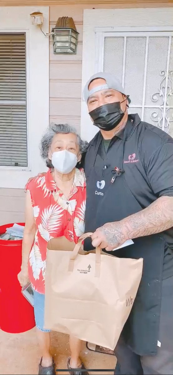 MidWeekHawaii's tweet photo. . @HITouchAHeart graduate chef Curtis (right) and fellow team members have been cooking and delivering Kūpuna and Family Meals every week since March 2020 to those in need, like Sylvia (left).

#midweekhawaii #hawaii #touchaheart https://t.co/S2tVxhPMrP