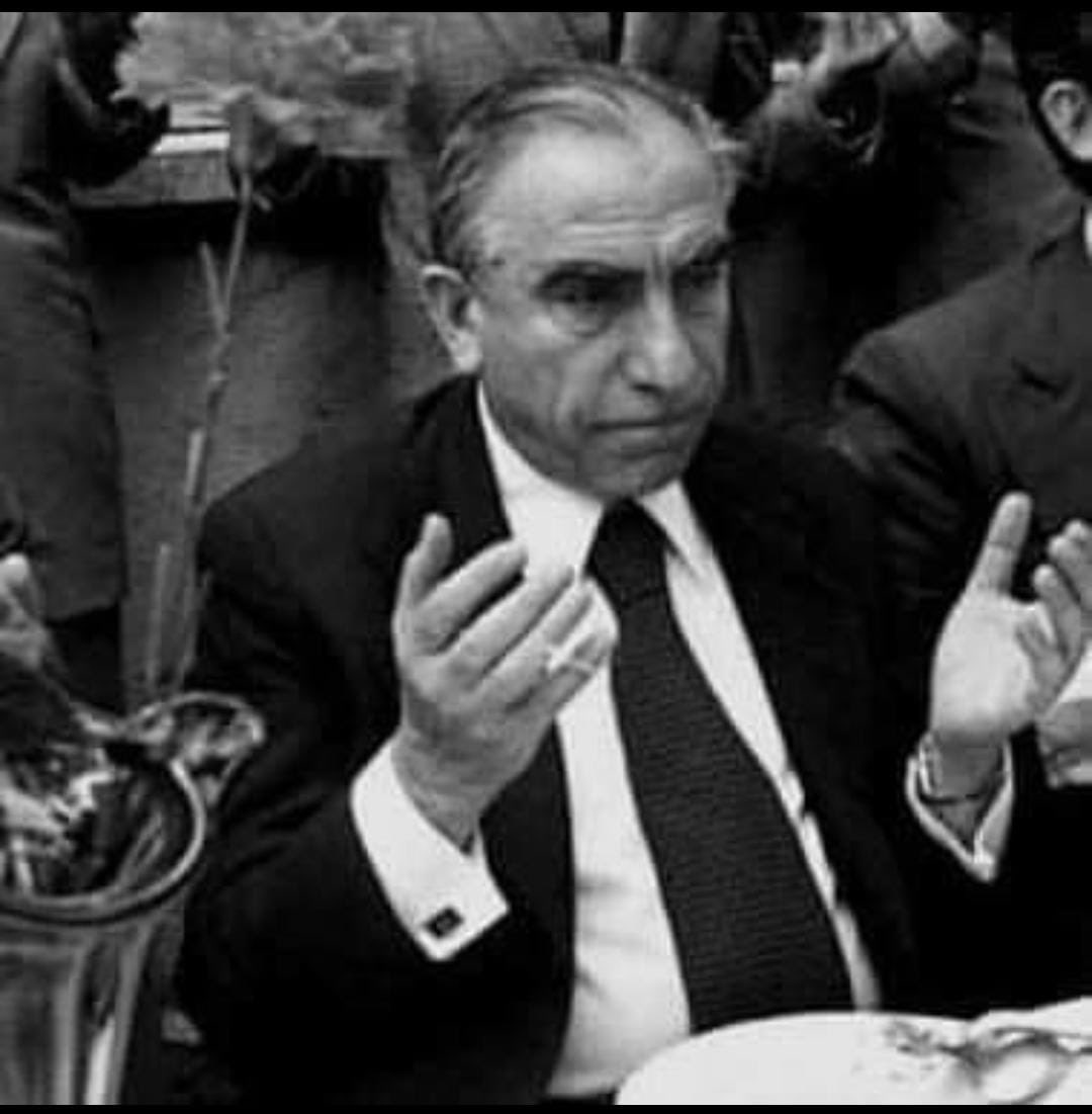 Kapat gözlerini vefa ile ÜLKÜDAŞ...
Farzet ki KAR ile ABDEST alıyorsun...
Tekbir al secdeye varmadan ayakta...
Bugün Başbuğu yine toprağa veriyorsun..