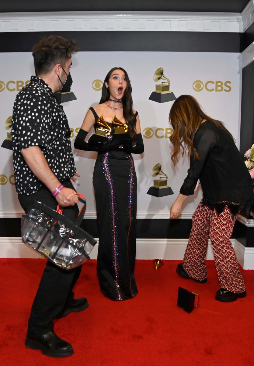 ChicksInTheOff's tweet photo. Olivia Rodrigo dropped one of her #GRAMMYs https://t.co/bWDwDuIaHh