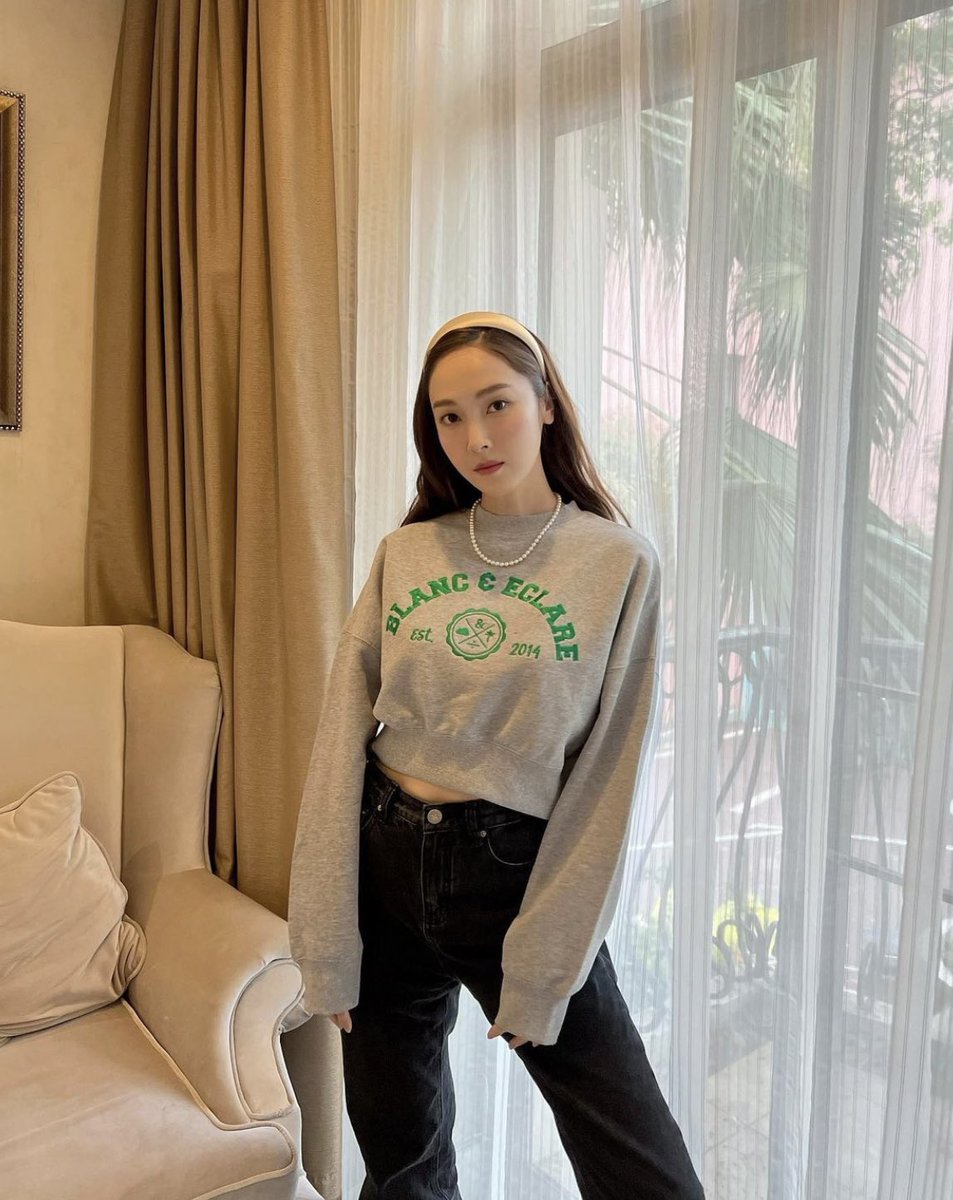 22. ชื่อเจสสิก้า ถึงหูหนานแล้ว สัญชาติ อเมริกัน ภาษาเกาหลี เกิด1989 ส่วนสูง162  โรงเรียนนานาชาติเกาหลี นักร้อง,นักแสดง อดีตสมาชิกวงเกาหลี“โซนยอชิแด”  #JessicaJung #郑秀妍 💜
.
สู้เค้านะพี่เจ 🫶🏻🫶🏻🥳