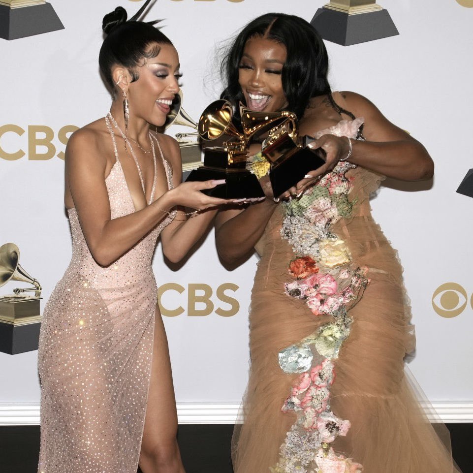 girIsonfiIm's tweet photo. grammy winners <3 https://t.co/NDKoHgoDrZ