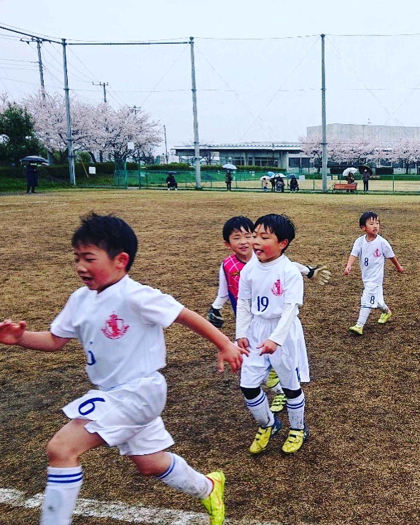 戸塚fcj50th 2年生 少年ｻｯｶｰ 4 3 練習 Tm 今日は雨で練習を親子サッカーに予定変更 楽しくサッカーしたのち 遠征試合に向かいました 小雨混じりでしたが天然芝にテンションアップ 良いドリブル プレス 仲間との関わりやパスが更にたくさん