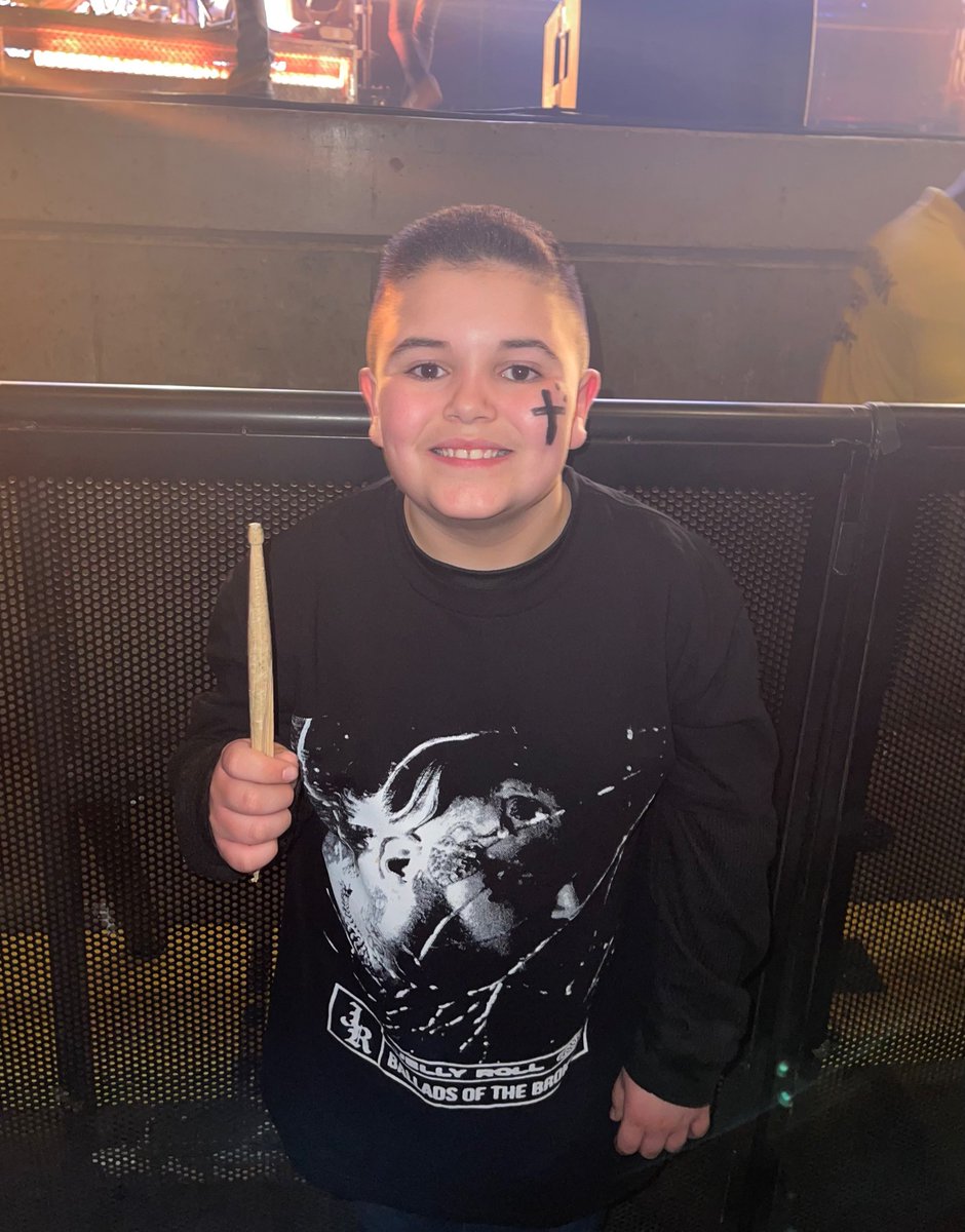 OhioDad36's tweet photo. @codyashdrums Got an onstage shout out for the Jelly Roll war paint and a drum stick from @codyashdrums. What a night!
#ThankYouJelly
#ThankYouCody
#BlackNGoldLove https://t.co/aEjoPb8vlW