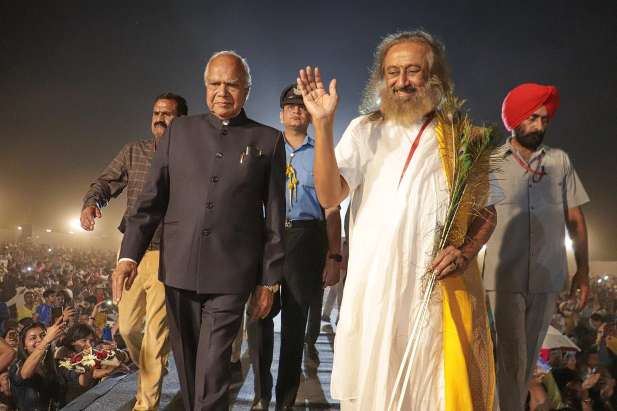 Nickjain5's tweet photo. Maha Satsang in the Divine presence of Gurudev Sri Sri Ravishankar Ji @SriSri with our honorable Governor of PUNJAB 
Mr.BanwariLal Purohit Ji .
Launch of The Wellness City. https://t.co/2qrM3YSYuA https://t.co/Yjh3ua7Mfq