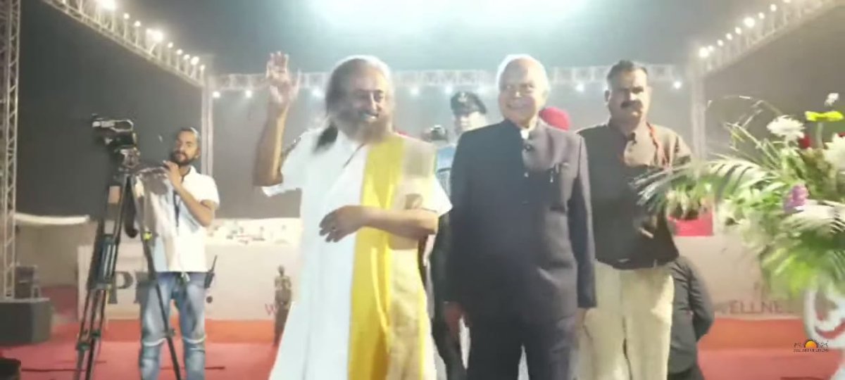 Nickjain5's tweet photo. Maha Satsang in the Divine presence of Gurudev Sri Sri Ravishankar Ji @SriSri with our honorable Governor of PUNJAB 
Mr.BanwariLal Purohit Ji .
Launch of The Wellness City. https://t.co/2qrM3YSYuA https://t.co/Yjh3ua7Mfq